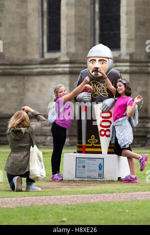 Baroni ogni due metri di altezza sono state collocate nei pressi di Salisbury e i turisti amano essere fotografate con loro. Inghilterra turisti scattare foto. Foto Stock