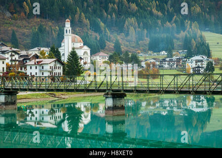 Autunno mattina a Santa Caterina lago di Auronzo di Cadore, Dolomiti, Italia. Foto Stock