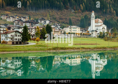 Autunno mattina a Santa Caterina lago di Auronzo di Cadore, Dolomiti, Italia. Foto Stock