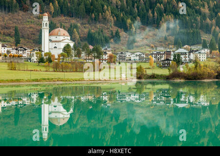 Autunno mattina a Santa Caterina lago di Auronzo di Cadore, Dolomiti, Italia. Foto Stock