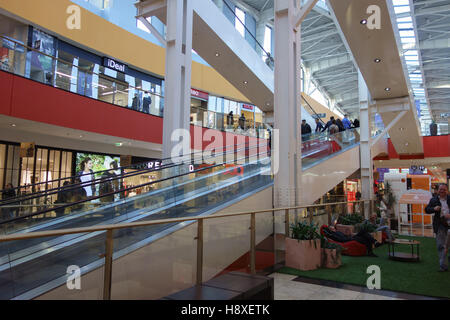 Vilnius, Lituania - 16 Ottobre 2016: Vilnius Ozas schopping centro casa vista interna. Questo centro commerciale è molto popolare tra la gente del posto e turiste Foto Stock