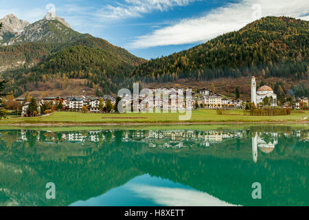 Autunno mattina a Santa Caterina lago di Auronzo di Cadore, Veneto, Italia. Dolomiti. Foto Stock