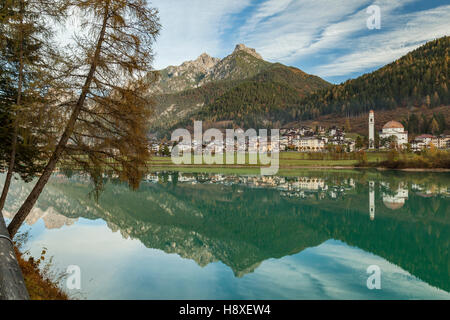 Autunno mattina a Santa Caterina lago di Auronzo di Cadore, Dolomiti, Italia. Foto Stock