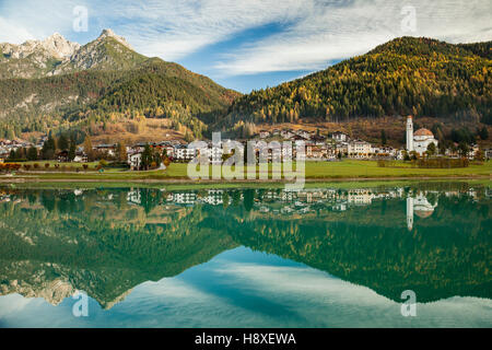 Autunno mattina a Santa Caterina lago di Auronzo di Cadore, Dolomiti, Italia. Foto Stock