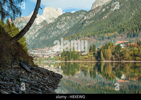 Autunno mattina a Santa Caterina lago di Auronzo di Cadore, Dolomiti, Italia. Foto Stock