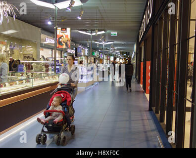 Vilnius, Lituania - 16 Ottobre 2016: Vilnius Ozas schopping centro casa vista interna. Foto Stock