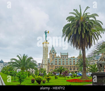 La statua di Medea con il vello d'oro tra le palme in Piazza Europa di Batumi, Georgia. Foto Stock