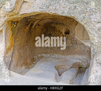 La minuscola del monaco in grotta Vardzia sito archeologico, Samtskhe-Javakheti Regione, Georgia. Foto Stock