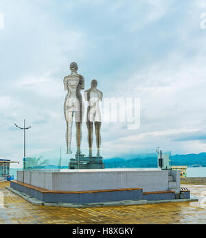 La cinetica di statue di due eroi del libro - Ali e Nino, raffigurano vi love story - spostare verso l'altra Foto Stock