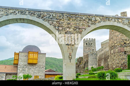 La vista sulla fortezza di mura e torri di Rabati attraverso gli archi dell'acquedotto, Akhaltsikhe, Georgia. Foto Stock