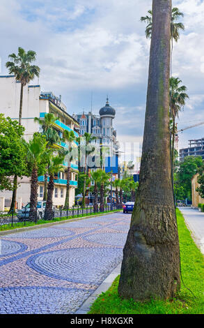 La strada urbana di Batumi con il colorato pietre per pavimentazione sulla strada, Georgia. Foto Stock