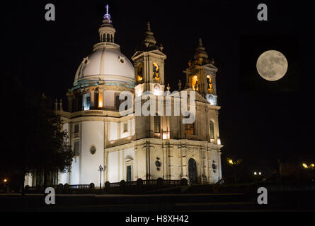 Vista notturna della Basilica di Sameiro Braga, nel nord del Portogallo, con il novembre super luna Foto Stock