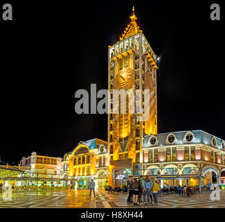 L'alta torre dell'orologio di Piazza Inn, situato sulla Piazza e circondata da caffetterie e negozi di souvenir Foto Stock