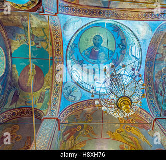 La luminosa cupola blu con gli antichi affreschi in greco ortodossi la chiesa di San Nicola Foto Stock