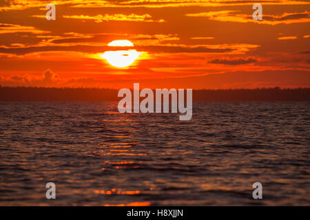 Incredibili colori del tramonto sul mare bianco. Foto Stock