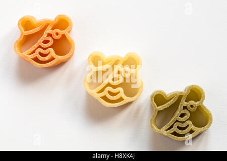 Lakeland Pudsey Pasta - Pasta di Semola di Grano Duro con pomodoro e spinaci impostato su sfondo bianco - Pudsey bear sagomata Foto Stock