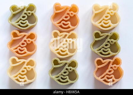 Lakeland Pudsey Pasta - Pasta di Semola di Grano Duro con pomodoro e spinaci impostato su sfondo bianco - Pudsey bear sagomata Foto Stock