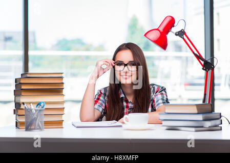 Donna giovane studente con molti libri Foto Stock