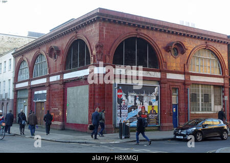 Una vista in disuso della metropolitana di Euston station su un angolo della Melton Street e Drummond Street a Londra Foto Stock