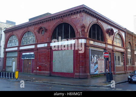 Una vista in disuso della metropolitana di Euston station su un angolo della Melton Street e Drummond Street a Londra Foto Stock