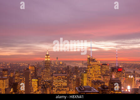 New York - 20 dicembre 2013: vista di Manhattan il 20 dicembre a New York, Stati Uniti d'America. New York è una delle migliori viste di notte Foto Stock