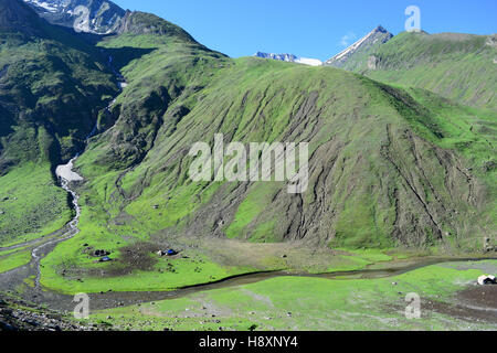 Himalayas Mountains in Kashmir Valley Frozen Himalayan Streams and Snow filled top hills tented houses and kashmir Horses Foto Stock