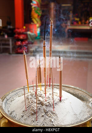 Bastoncini di incenso in pentola all'interno di Guan Di tempio, conosciuto anche come Kuan Ti tempio in Chinatown. Kuala Lumpur. Malaysia Foto Stock