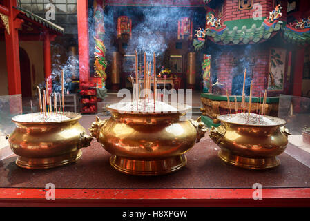 Bastoncini di incenso in pentola all'interno di Guan Di tempio, conosciuto anche come Kuan Ti tempio in Chinatown. Kuala Lumpur. Malaysia Foto Stock