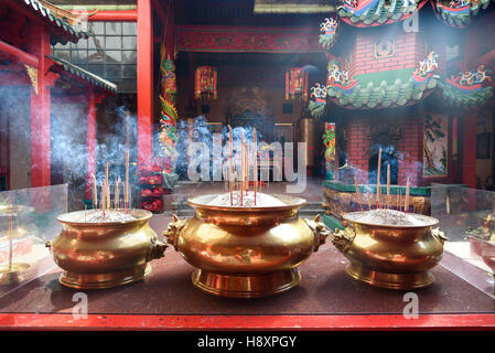 Bastoncini di incenso in pentola all'interno di Guan Di tempio, conosciuto anche come Kuan Ti tempio in Chinatown. Kuala Lumpur in Malesia Foto Stock