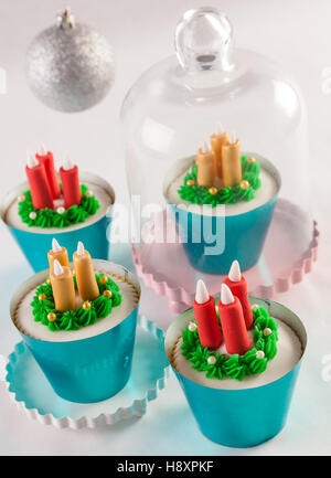 Stagionale festa di Natale mini dessert tortine con del marzapane commestibili candele Foto Stock