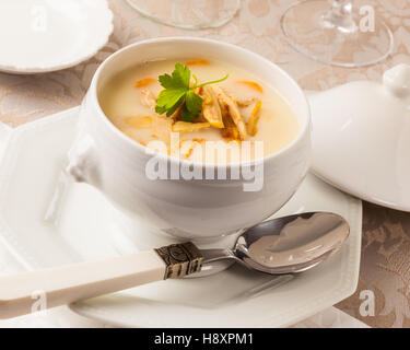 Una ciotola di pollo minestra di crema su un tavolo per la cena. Foto Stock