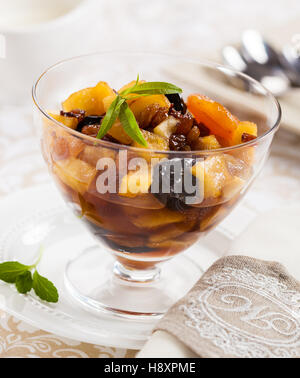 Tradizionale Natale composta di frutta e spezie, servito su un elegante tavolo. Foto Stock