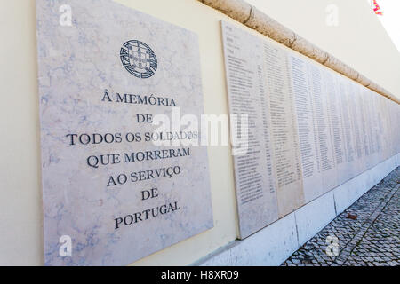 Nomi dei militari portoghesi caduti in Africa guerra coloniale (1961-1974). Monumento aos Combatentes do Ultramar. Foto Stock