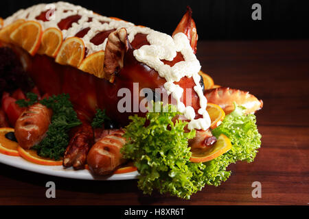 Il maialino arrosto con decor di verdure su grande lastra Foto Stock