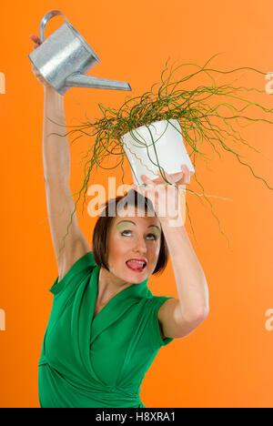 Giovane donna impianto di irrigazione Foto Stock