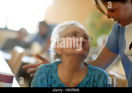 Casa di cura, donna anziana con un infermiere Foto Stock
