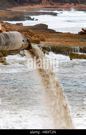 Tubo di scarico fosfato industriale di rifiuti direttamente nel mare, Safi, Marocco, Africa Foto Stock