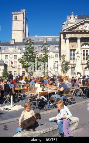 Il cafe ristorante sulla Place de la liberazione di fronte al Palais des Ducs, scena di strada con persone, bambini e un cane Foto Stock