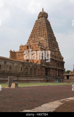 Enorme gopura o vimana, il tempio di Brihadisvara, Tanjore, Tamil Nadu, India. Vista da Nord Est. Foto Stock