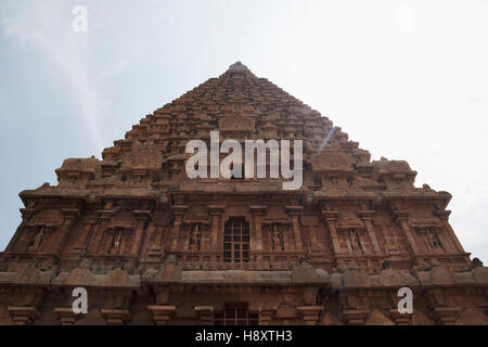 Vista di Vimana o shikhara, il tempio di Brihadisvara, Tanjore, Tamil Nadu, India. Vista da ovest. Foto Stock