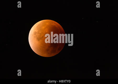 Lunar Eclipse, supermoon rosso sangue, luna / Blutmond, rosso arancio luna piena con stelle scintillanti, 28 settembre 2015. Foto Stock