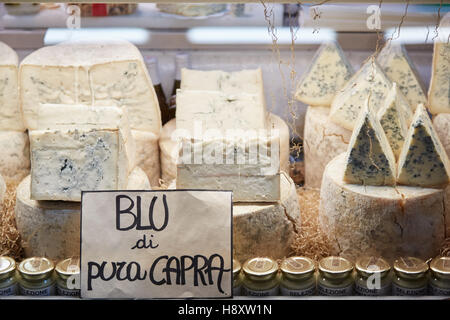 Il Blu dei formaggi di capra in vendita durante il Bianco di Alba Fiera del Tartufo di Alba, Italia Foto Stock