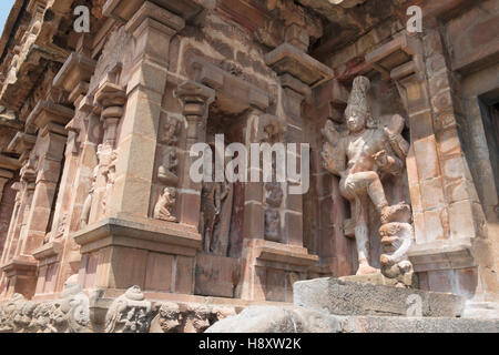 Dwarapala e delle divinità in nicchie, ingresso sud, il tempio di Brihadisvara, Tanjore, Tamil Nadu, India. Foto Stock