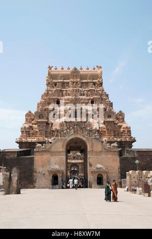 Maratti entrata di fronte e Keralantakan Tiruvasal Gopura, il tempio di Brihadisvara, Tanjore, Tamil Nadu, India. Foto Stock