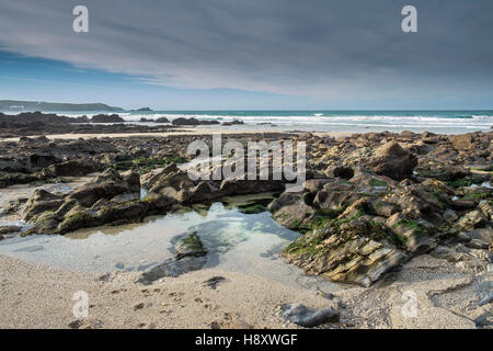 Rocce esposte a bassa marea su Little Fistral Beach in Newquay, Cornwall. Foto Stock