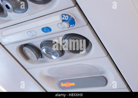 Console a padiglione nel moderno aereo passeggeri Foto Stock