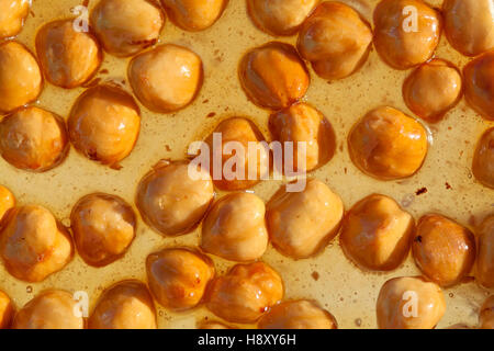 Torrone di marrone o nougatine con tutta nocciole tostate Foto Stock