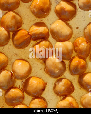 Torrone di marrone o nougatine con tutta nocciole tostate Foto Stock