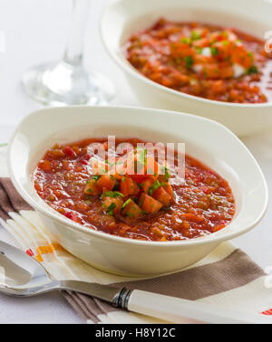 Tradizionale Russo Ucraino borscht vegetali su una piastra bianca in un elegante ristorante. Foto Stock