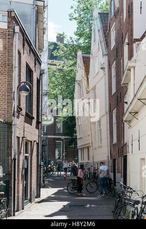 Amsterdam, Paesi Bassi - 1 agosto 2016: strada pedonale in Amsterdam con le biciclette parcheggiate vicino begijnhof Foto Stock